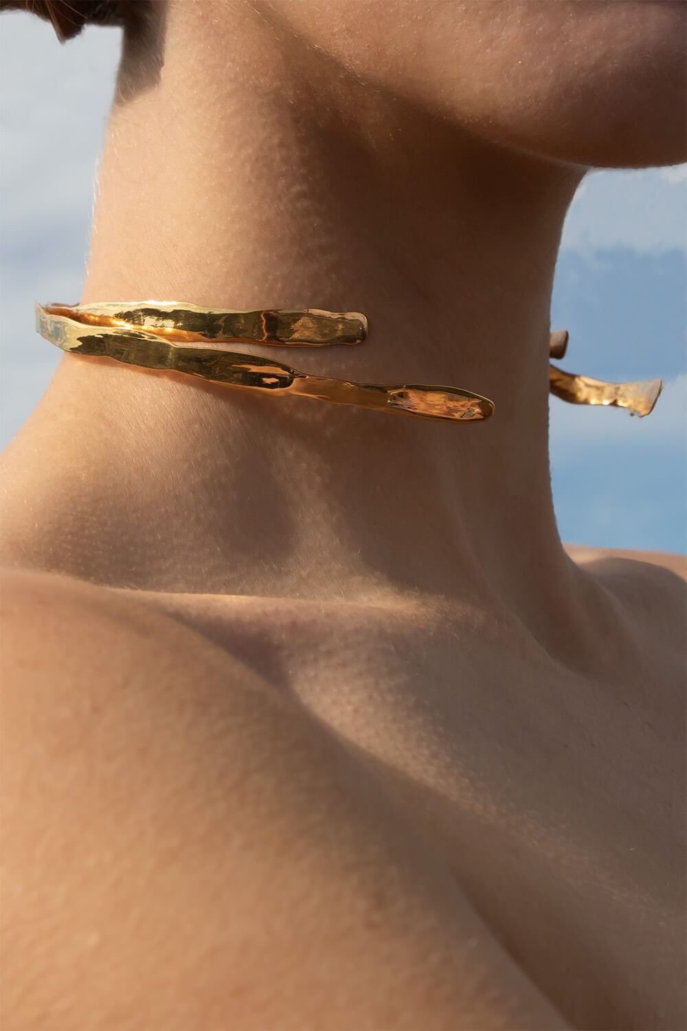 OLONG , FLOW , NECKLACE , STANDING , BODY , LOW