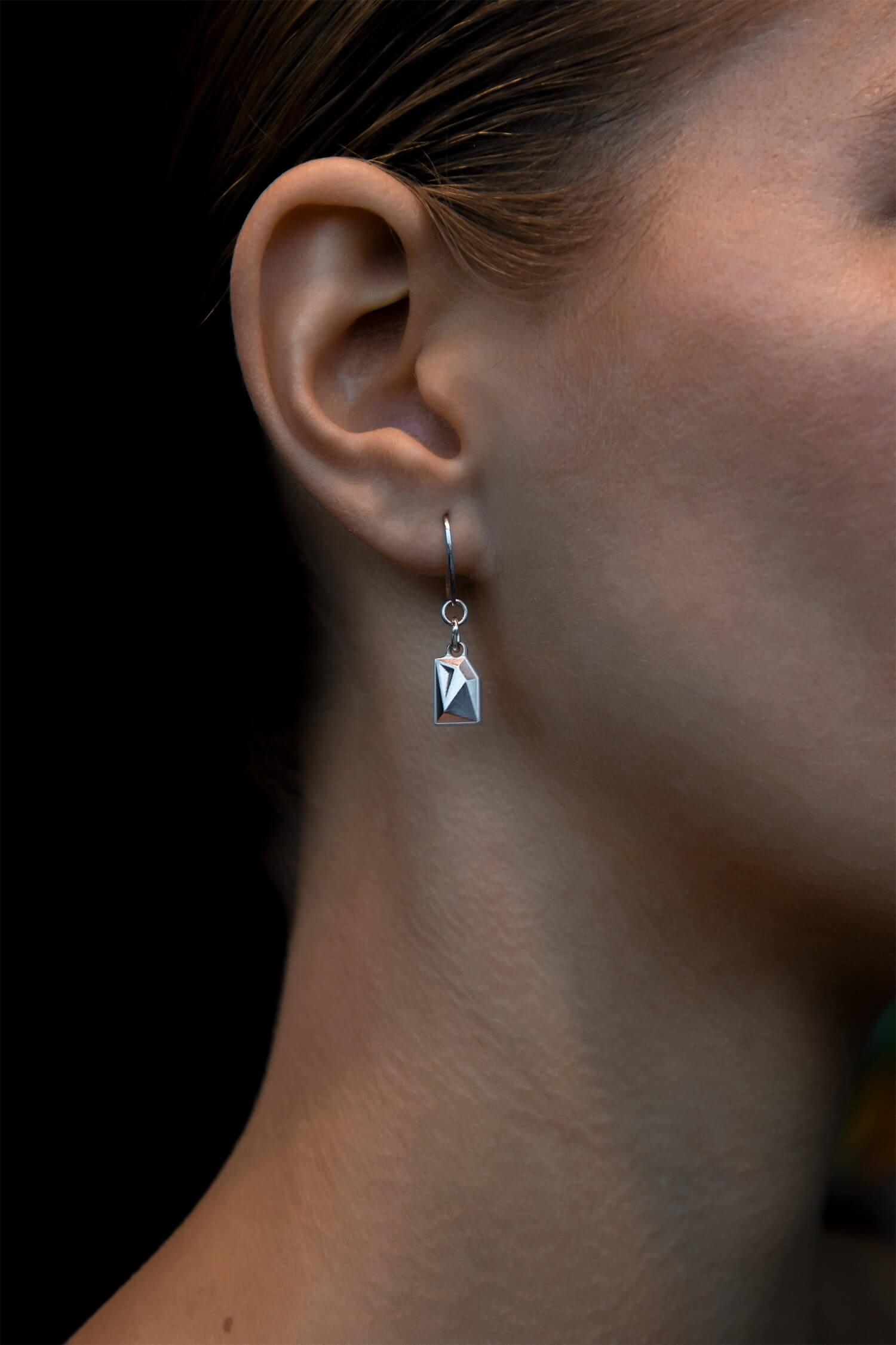 DIAMOND , HANGING , EARRING , BODY , LOW