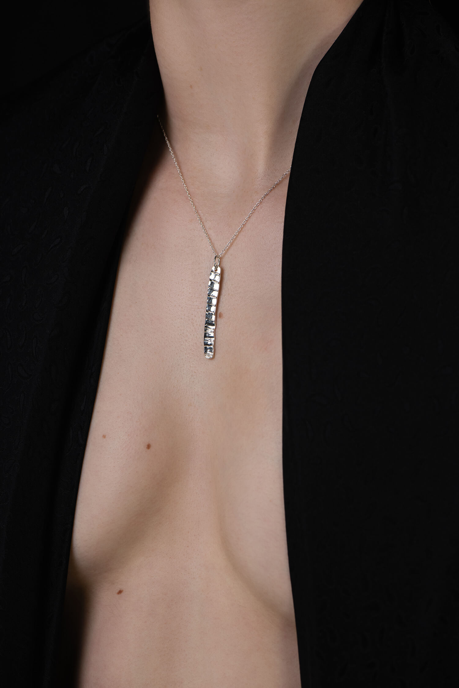 GRAY,PAT,NECKLACE,BODY,SILVER,WEB