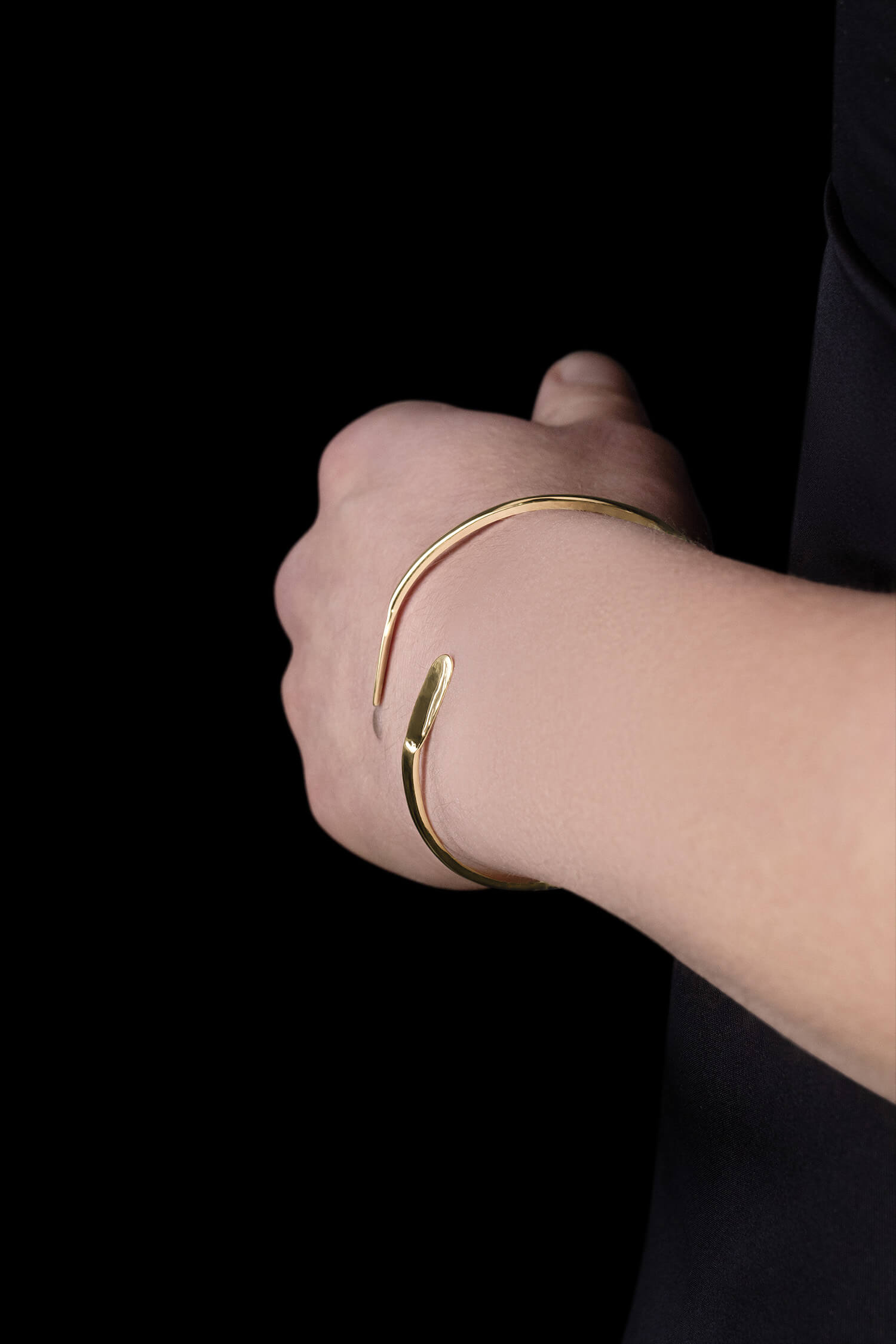 MIRR_FLAT_BRACELET_BODYSHOOT_BRASS_WEB.jpg