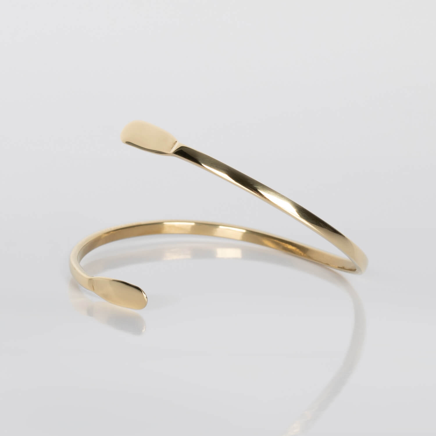MIRR_FLAT_BRACELET_DETAIL_BRASS_WEB.jpg