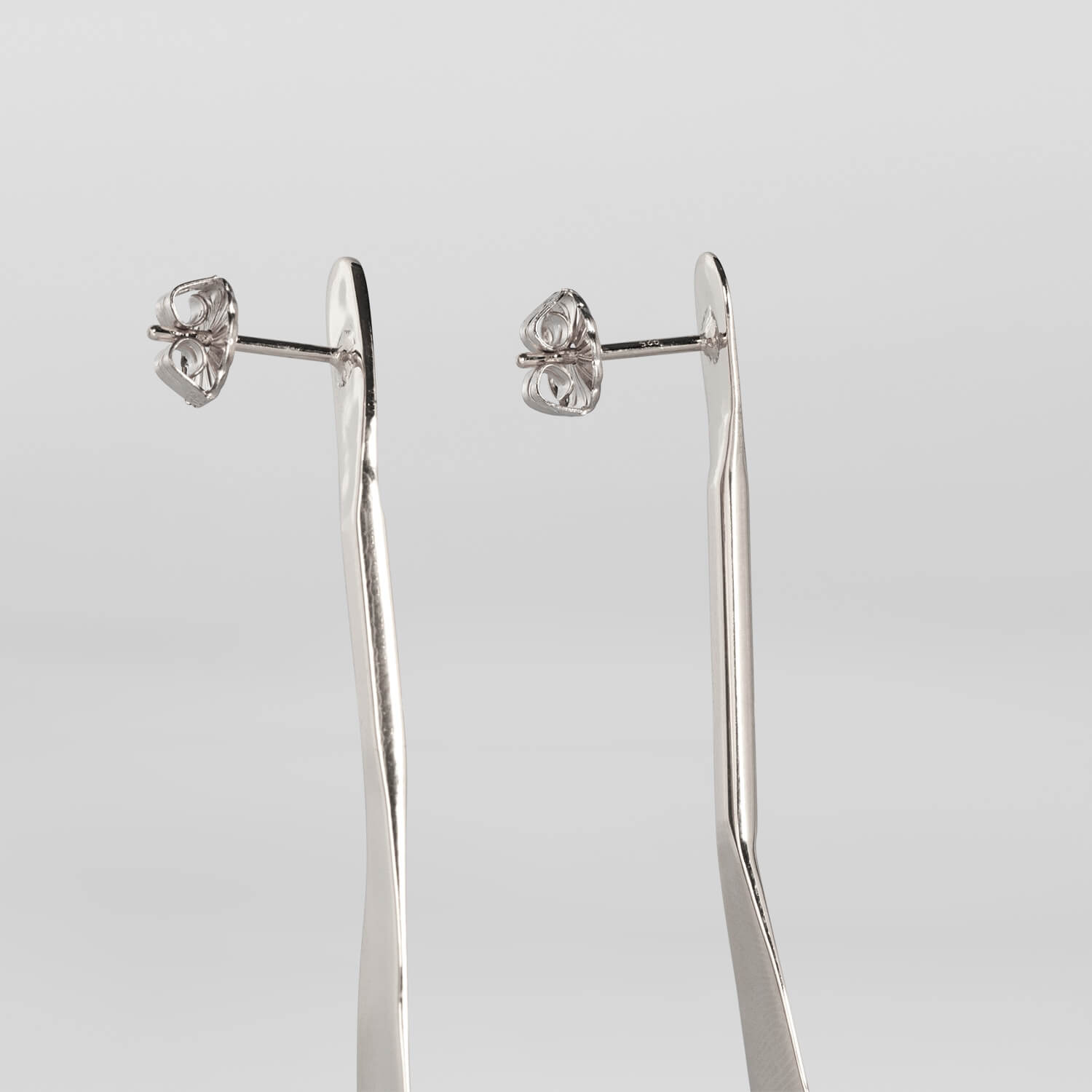 MIRR_FLAT_EARRINGS_SIDE_SILVER_WEB.jpg