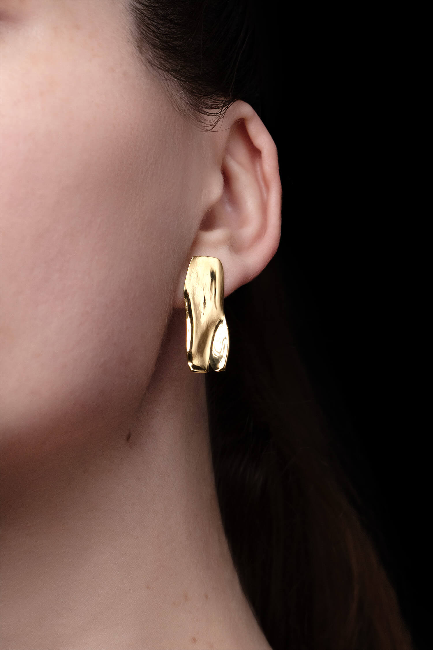 MIRR_RECTANGLE_EARRINGS_BODYSHOOT_24KRT._WEB.jpg