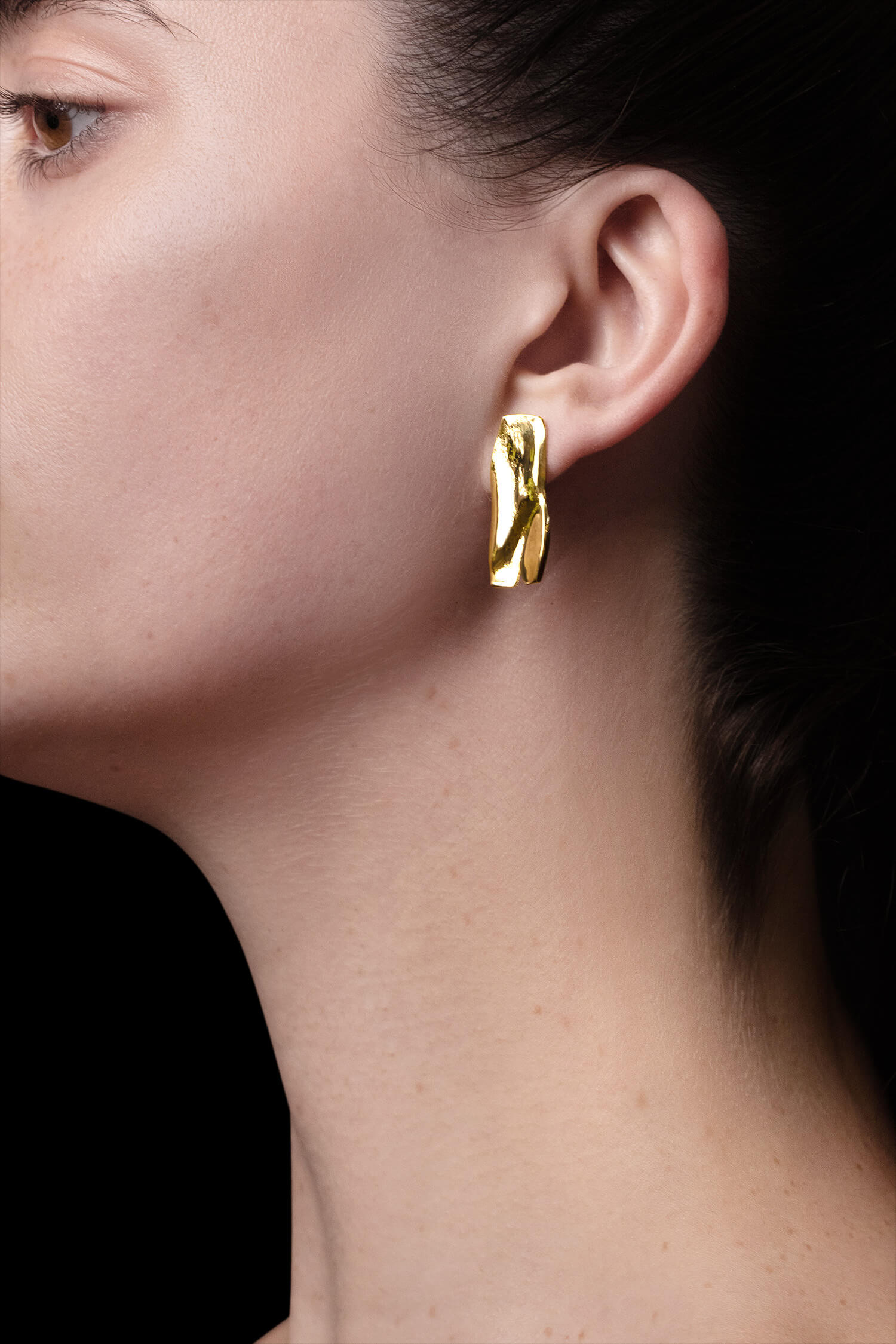 MIRR_RECTANGLE_EARRINGS_BODYSHOOT_24KRT_WEB.jpg
