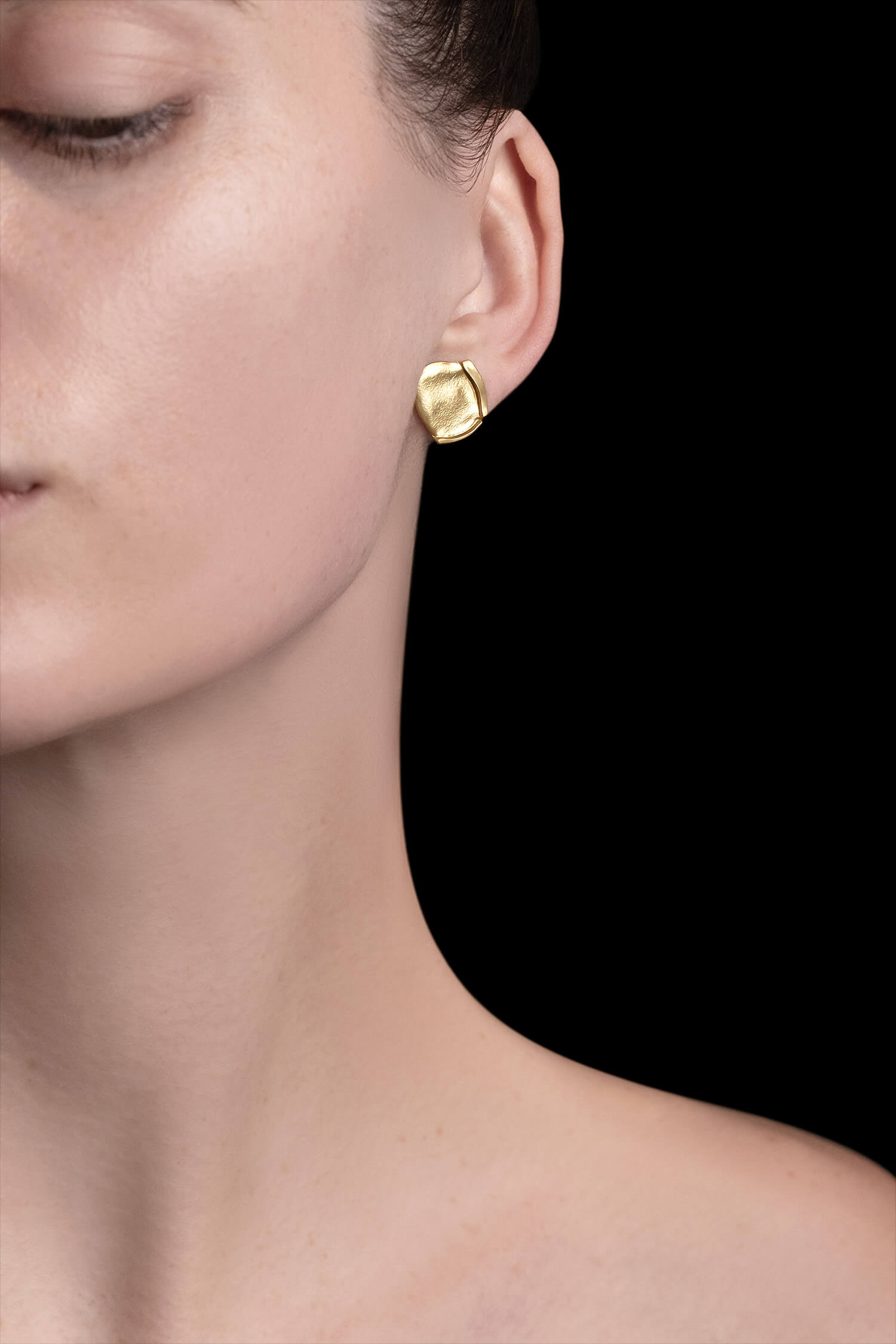 MIRR_RECTANGLE_SMALL_EARRINGS_BODYSHOOT_BRASS_WEB.jpg