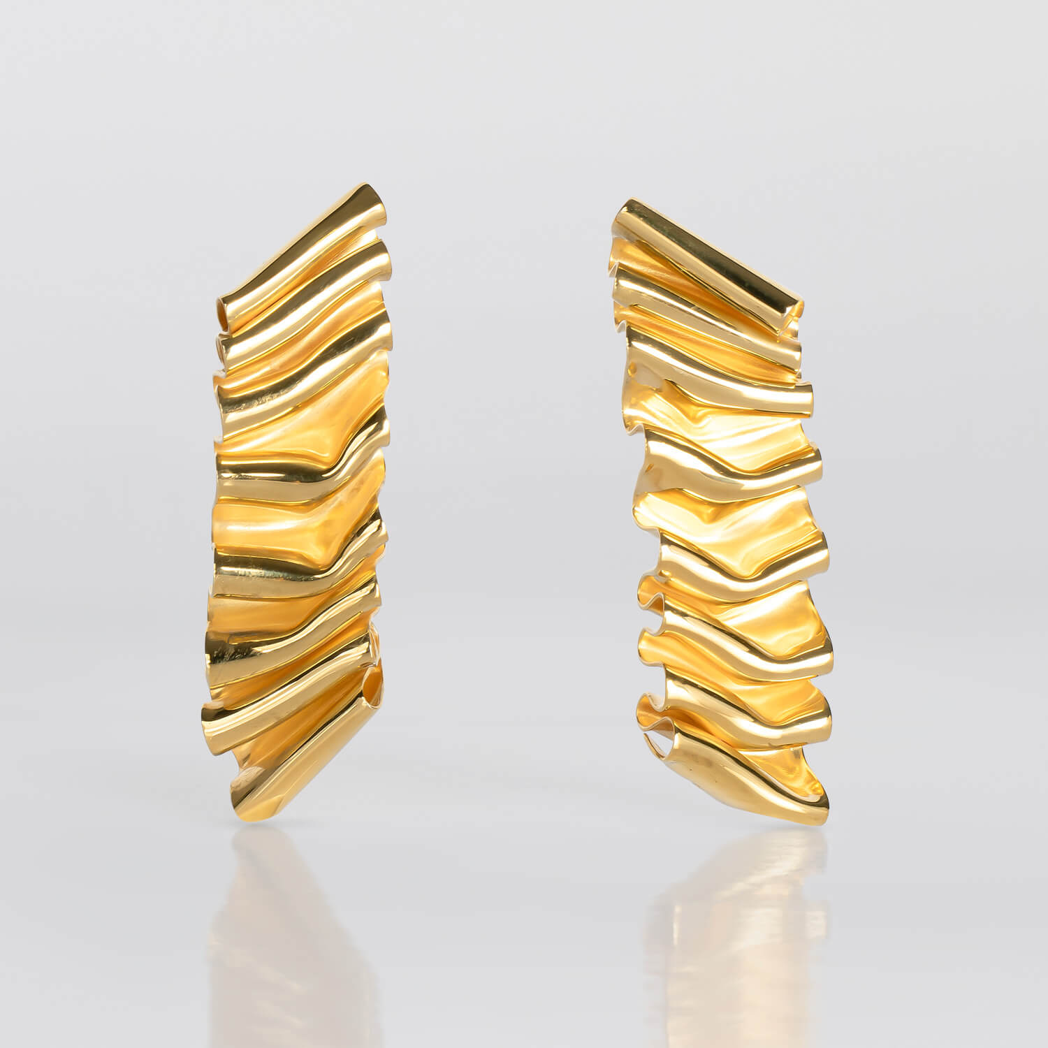 MIRR_WAVE_EARRINGS_FRONT_24KRTGP_WEB.jpg