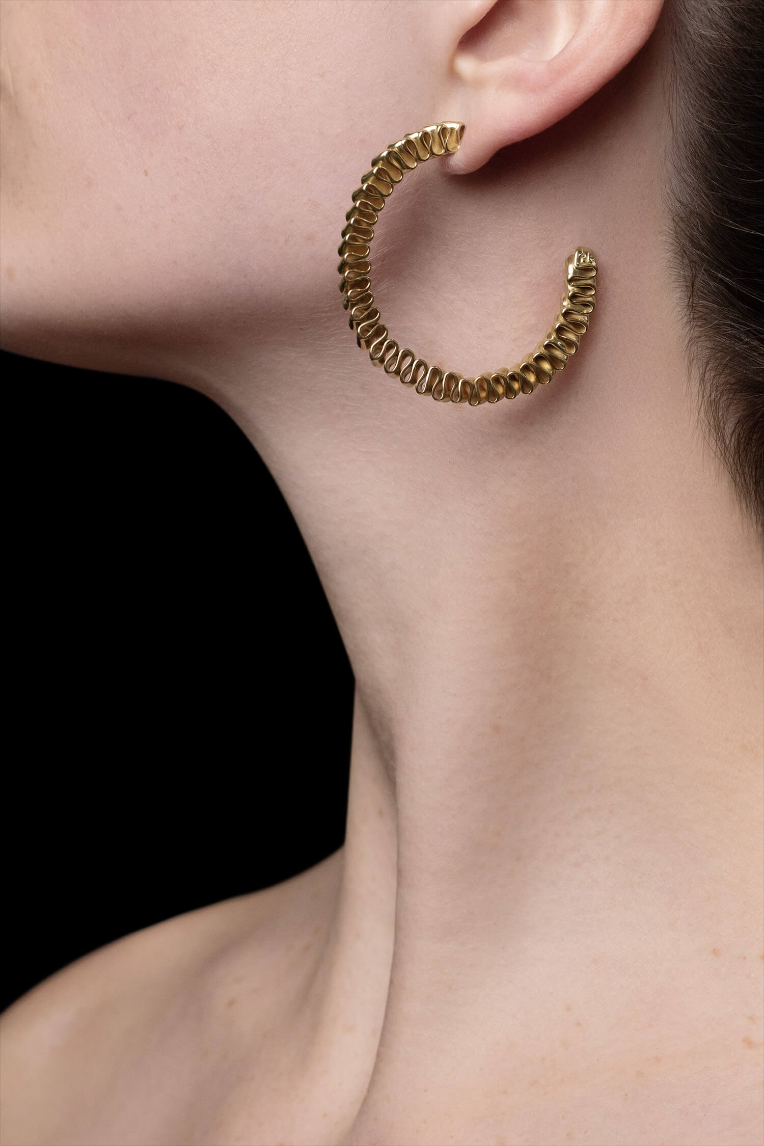 MIRR_WAVE_LOOPS_EARRINGS_BODYSHOOT_BRASS._WEB.jpg