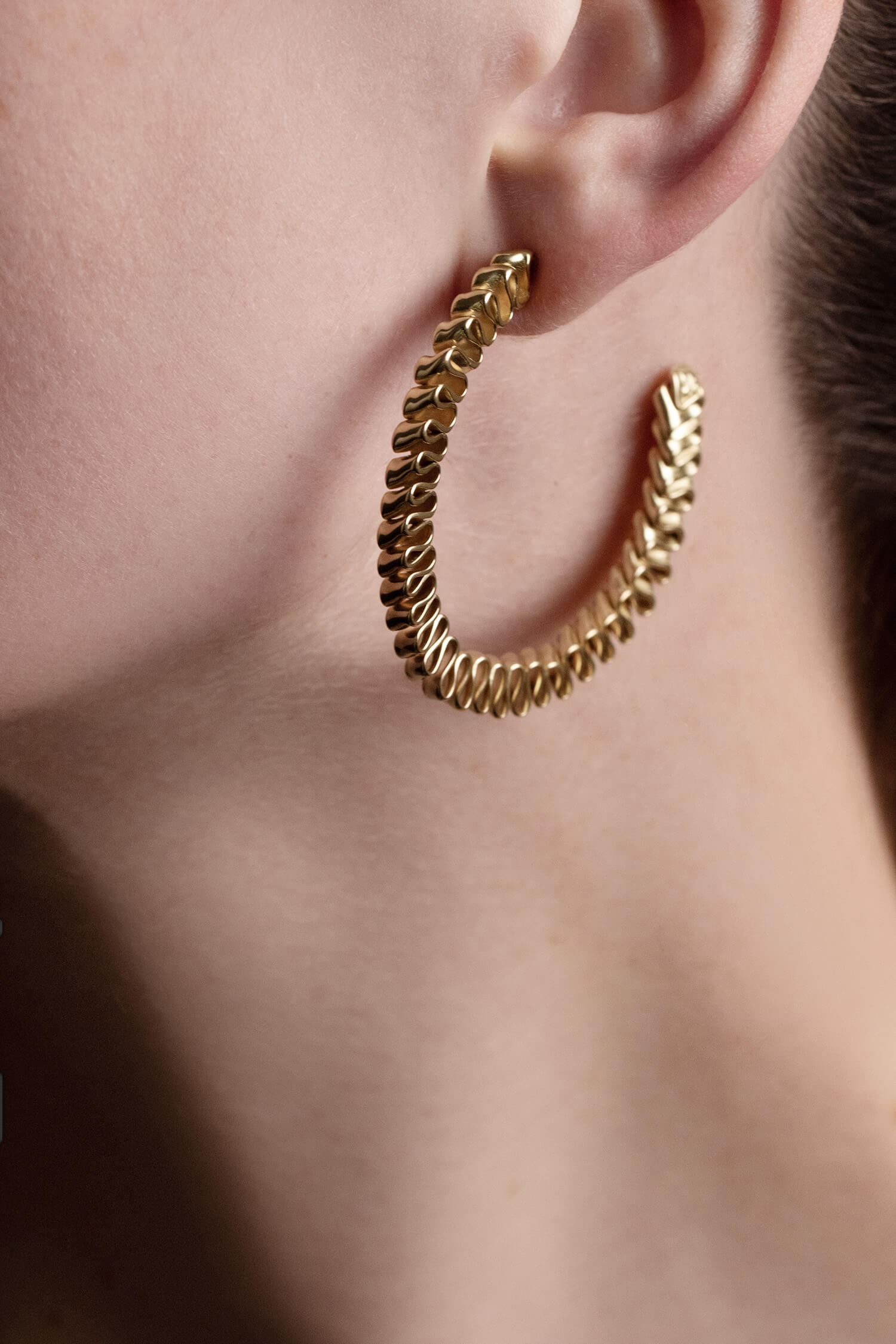 MIRR_WAVE_LOOPS_EARRINGS_BODYSHOOT_BRASS__WEB.jpg