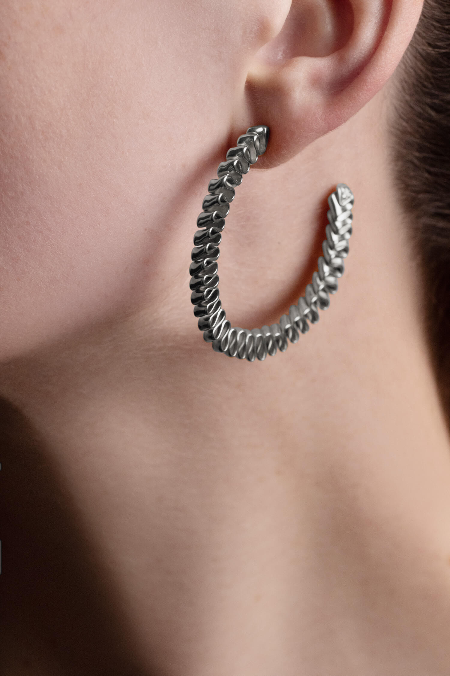 MIRR_WAVE_LOOPS_EARRINGS_BODYSHOOT_SILVER_.WEB.jpg
