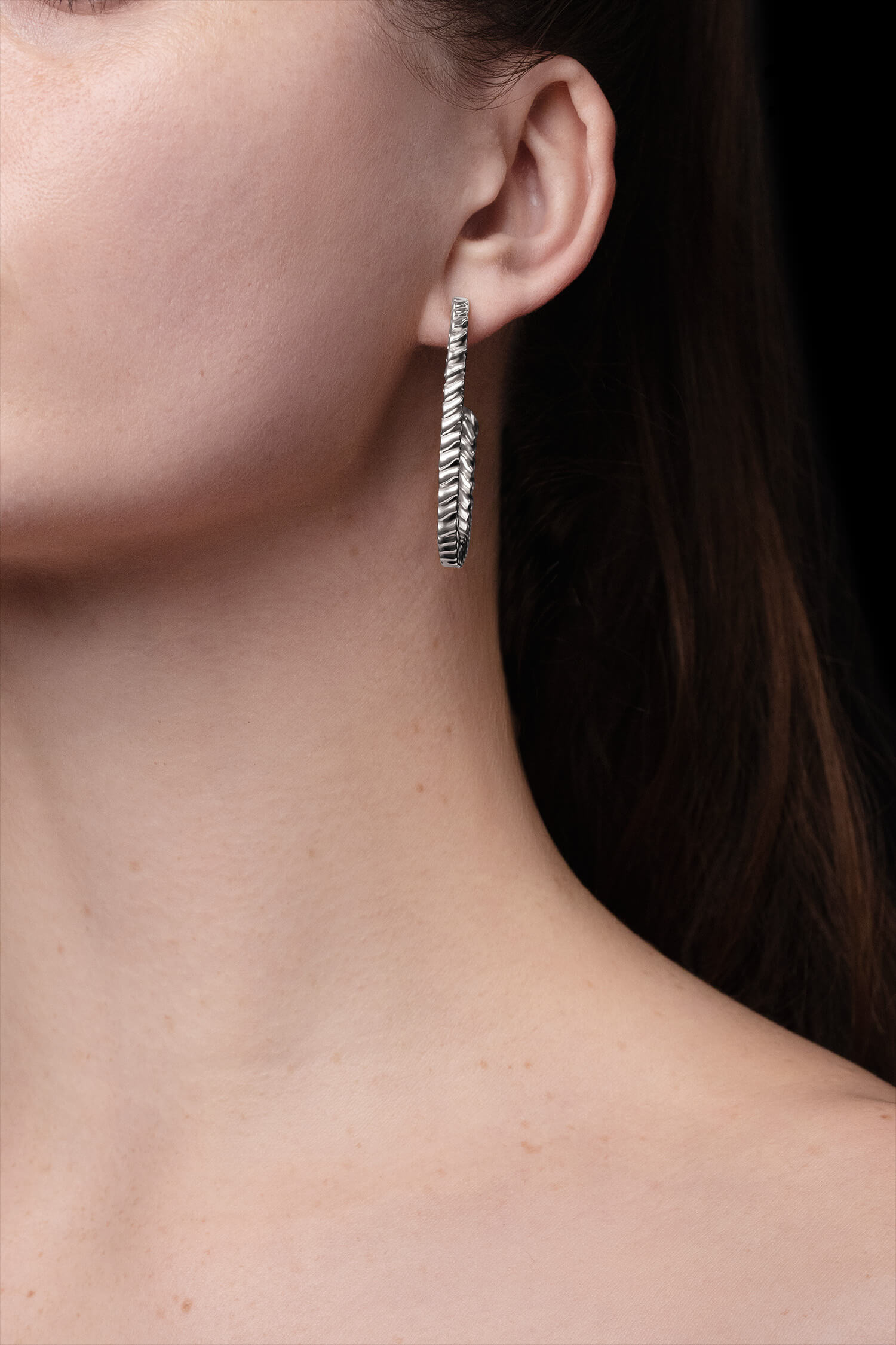 MIRR_WAVE_LOOPS_EARRINGS_BODYSHOOT_SILVER_WEB.jpg