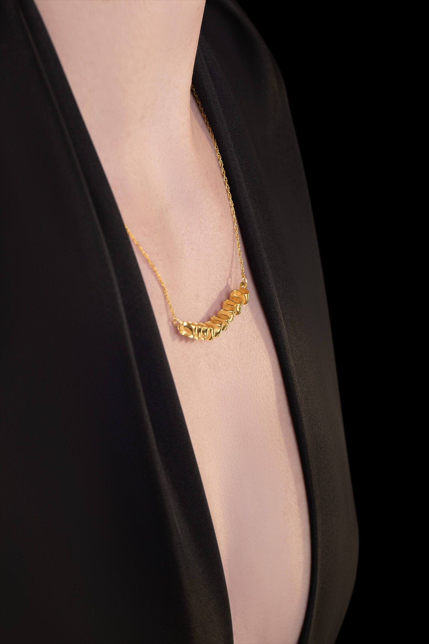 MIRR_WAVE_NECKLACE_BODYSHOOT_24KRT_WEB.jpg