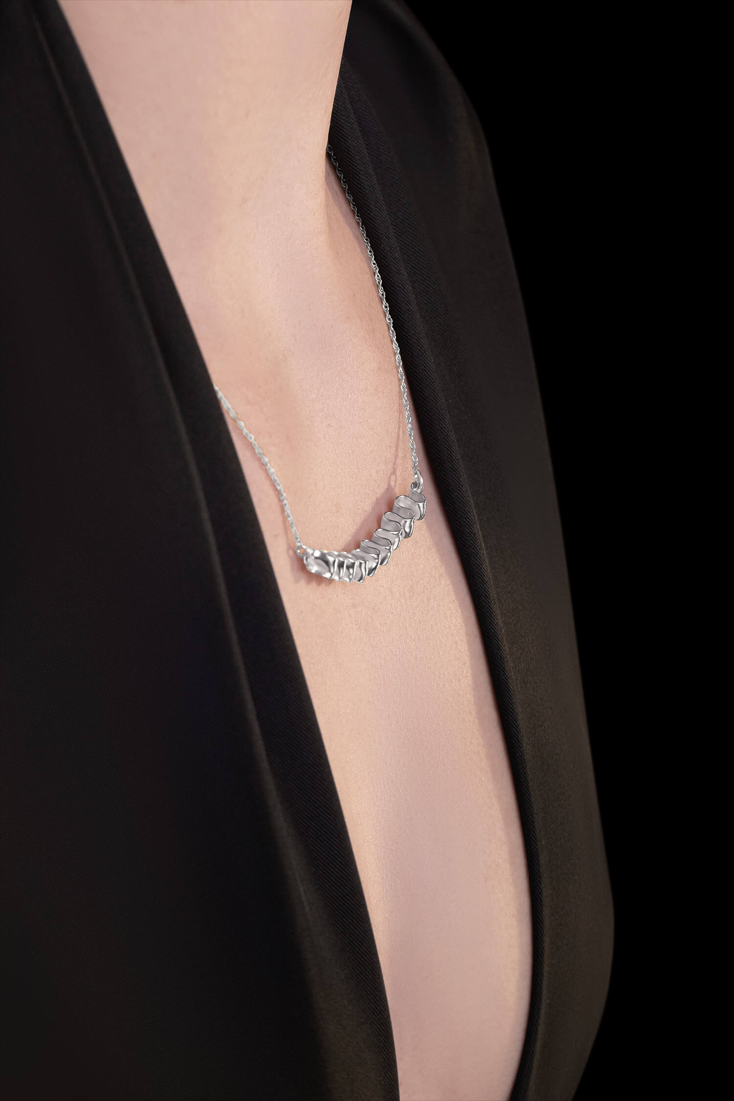 MIRR_WAVE_NECKLACE_BODYSHOOT_SILVER._WEB.jpg