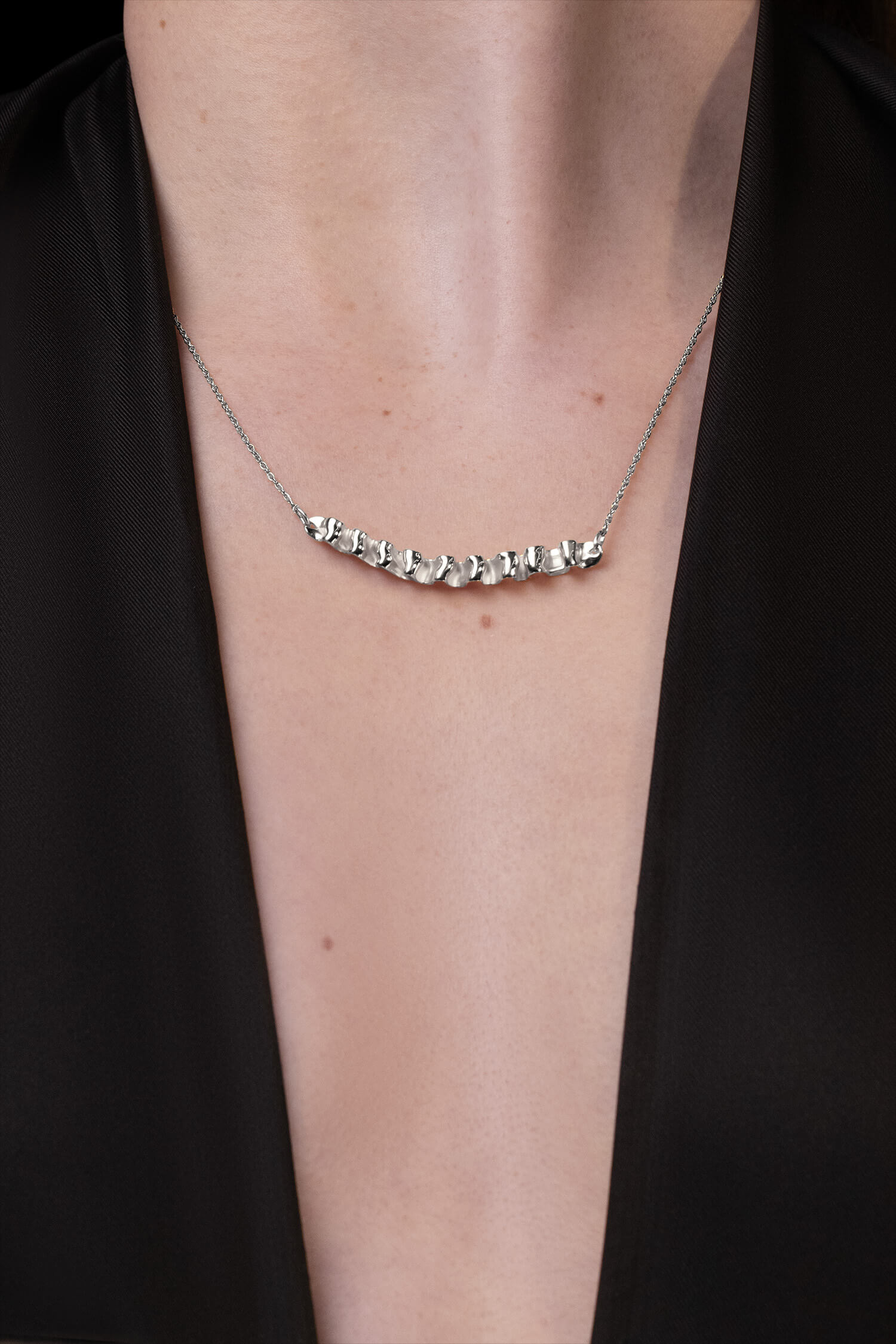 MIRR_WAVE_NECKLACE_BODYSHOOT_SILVER_WEB.jpg