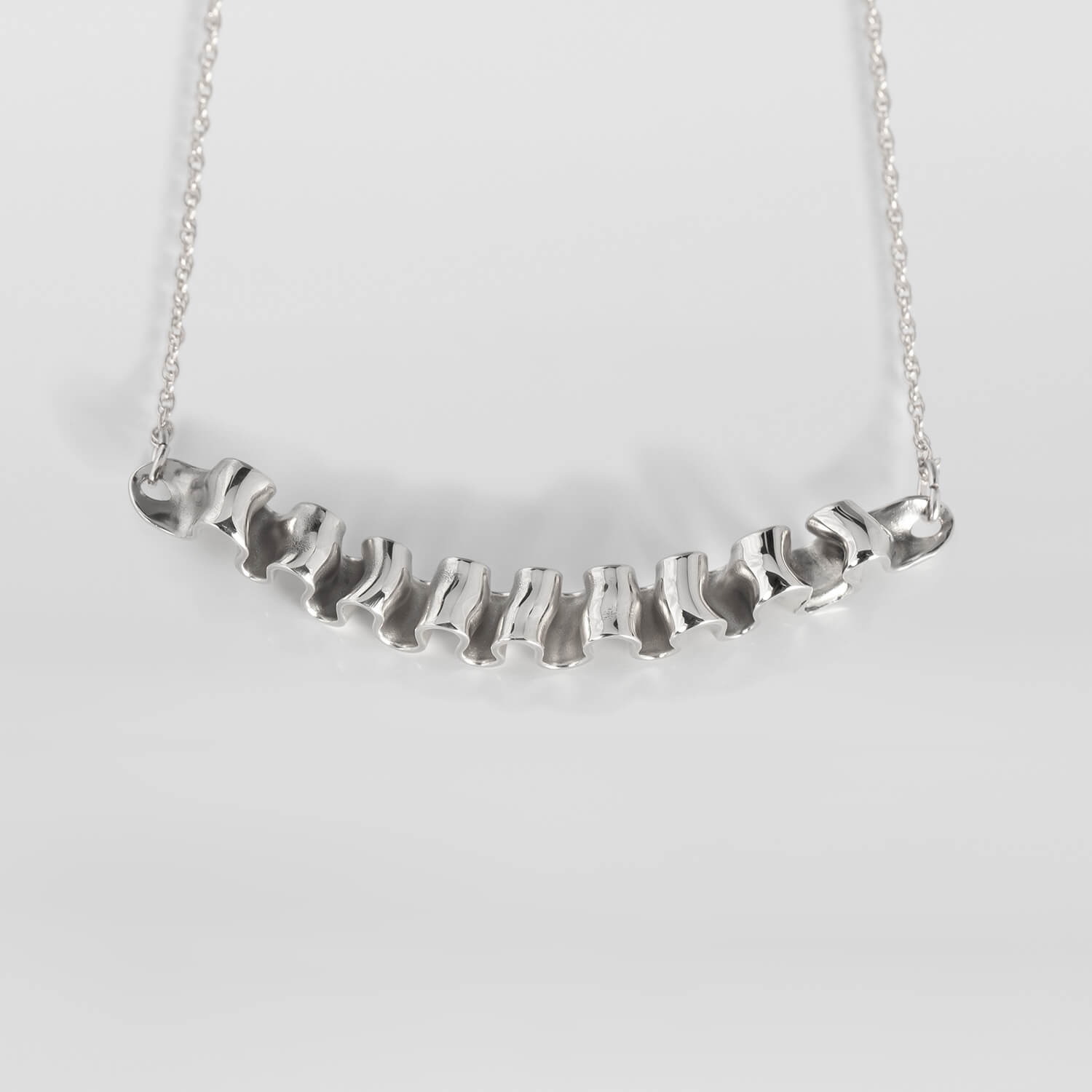 MIRR_WAVE_NECKLACE_DETAIL_SILVE_WEB.jpg