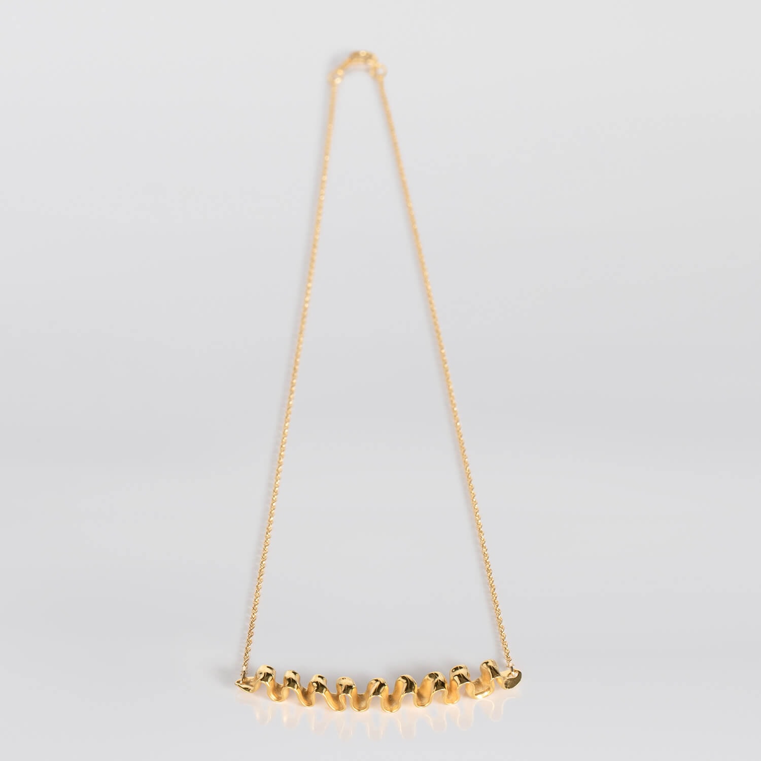 MIRR_WAVE_NECKLACE_LAYING_24KRTGP_WEB.jpg