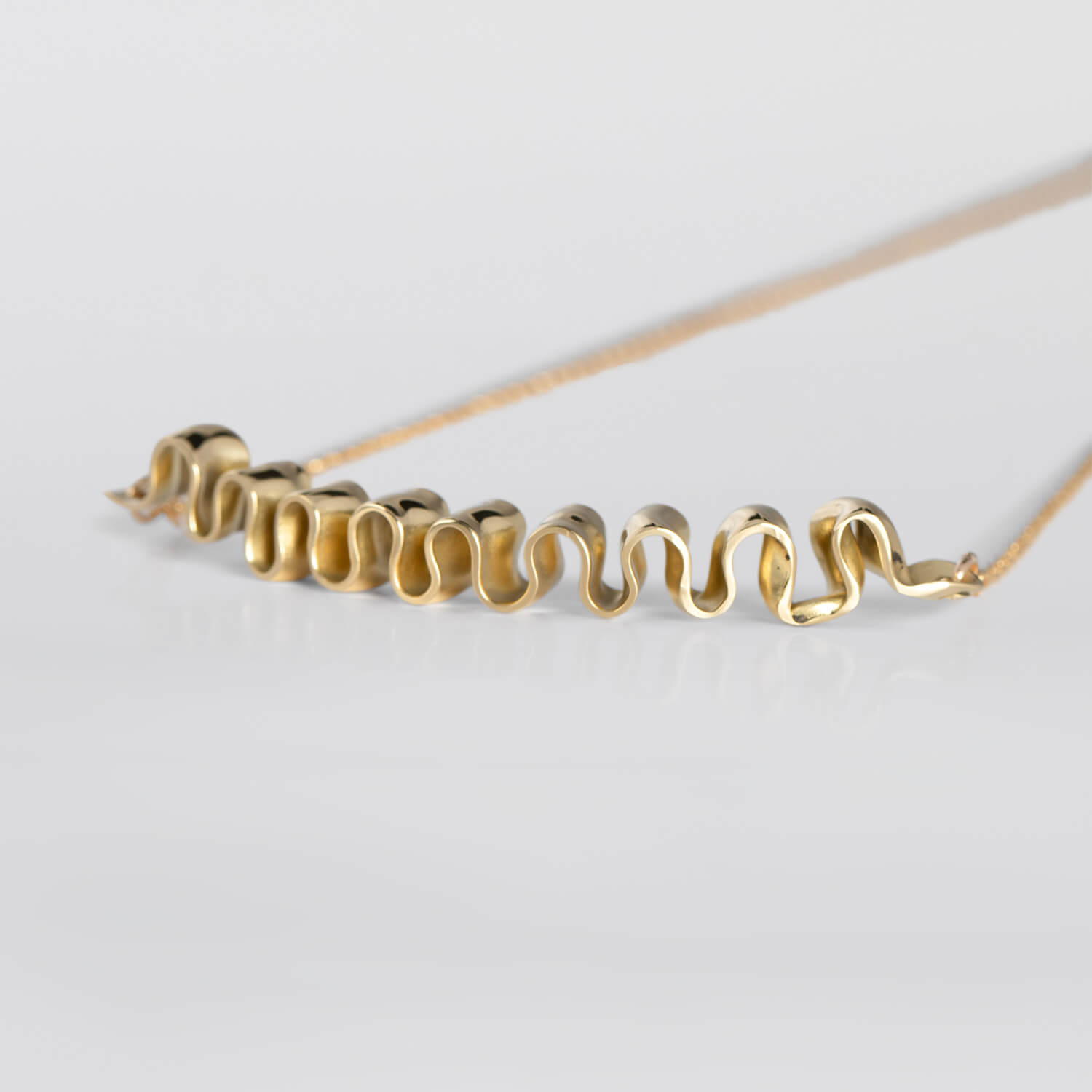 MIRR_WAVE_NECKLACE_SIDE_BRASS_WEB_v2