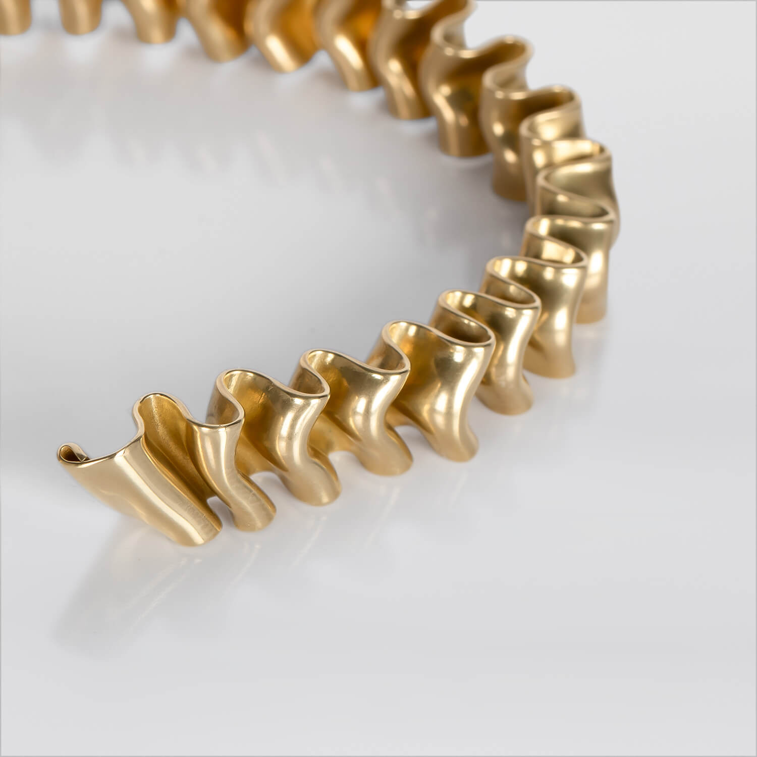 MIRR_WAVE_SMALL_BRACELET_DETAIL_BRASS_WEB.jpg