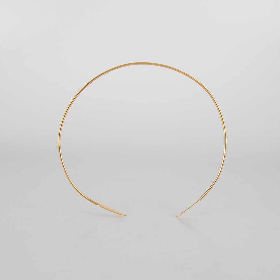 OLONG_FLATE_NECKLACE_STANDING_BRASS_LOW