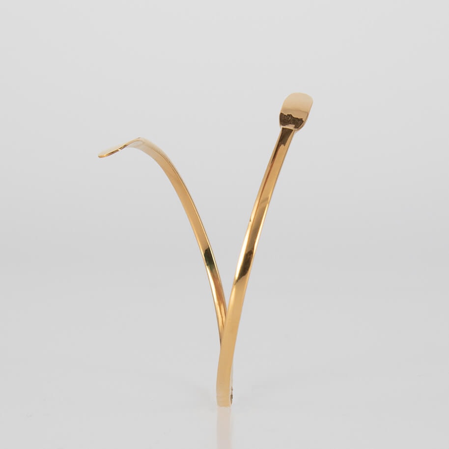 OLONG_FLAT_BRACELET_STANDING_BRASS_LOW